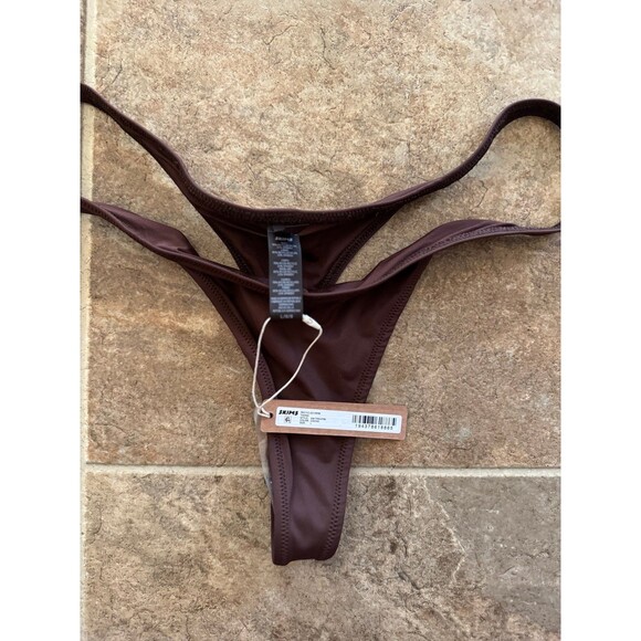 Skims Signature Swim Thong Cocoa Large - Picture 6 of 10